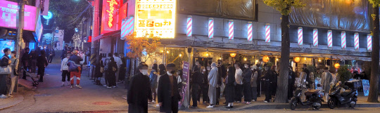 정부의 단계적 일상화 결정에 따라 영업시간 제한과 이용객 제한이 완화된 1일 밤 서울 마포구 홍대 앞 주점. <연합뉴스>